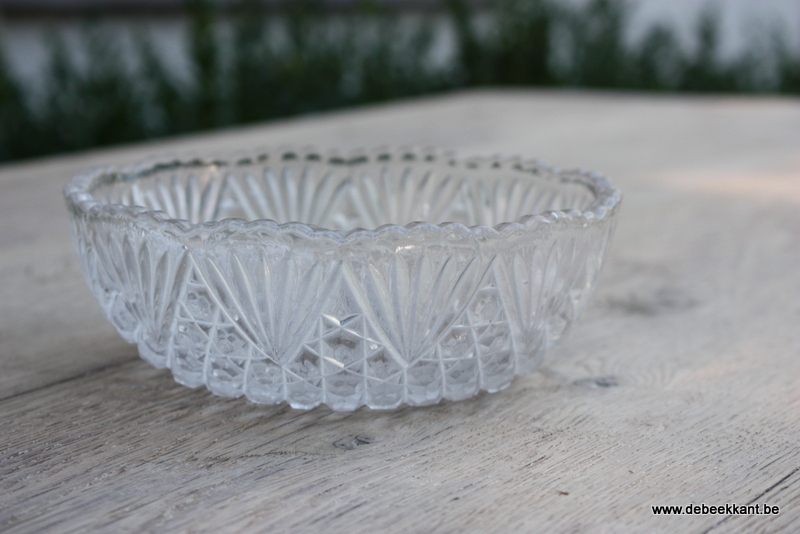 Oud glazen schaaltje schoteltje BELGE geperst glas met waaier. 